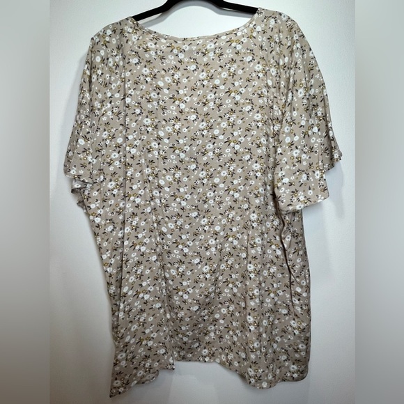 NWT BloomChic Women's Plus Size Short Sleeve
Nude Floral Top Size 18/20 - Picture 6 of 7